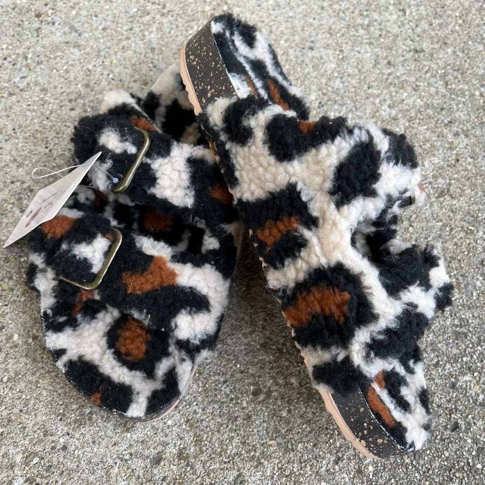 Fuzzy Leopard Print Comfy Indoor Outdoor Sandals Slippers 2 Buckle Comfy ❤️ NWT - Picture 6 of 7